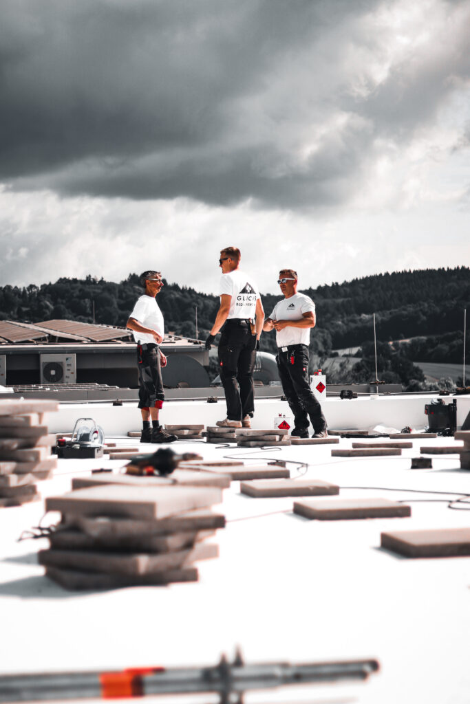 Glücksbedachungen Team bei Dacharbeiten Rodenbach